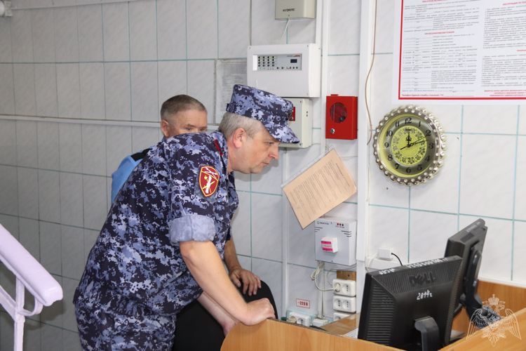 Сотрудники Росгвардии проверяют школы на предмет обеспечения безопасности детей. (Видео)