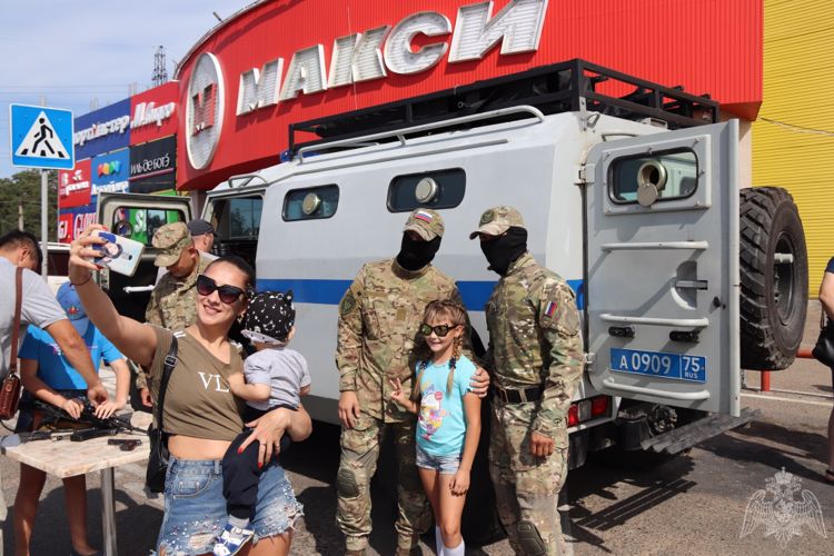 Забайкальские росгвардейцы поздравили читинцев с Днем знаний. 