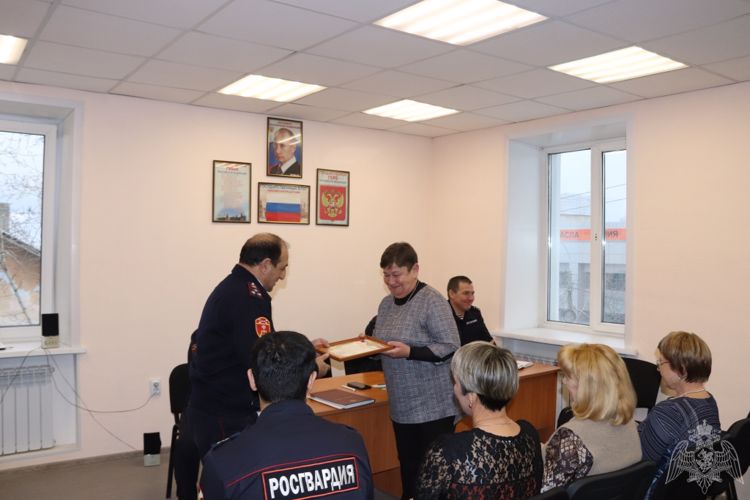 Сотрудники вневедомственной охраны Забайкалья поздравили матерей с праздником.