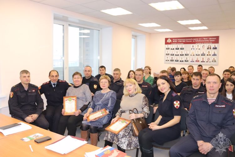 Сотрудники вневедомственной охраны Забайкалья поздравили матерей с праздником.