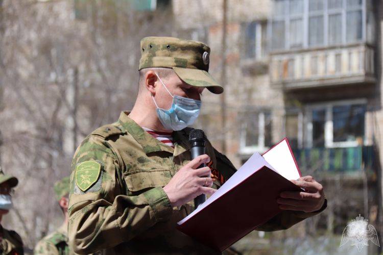 В Забайкалье военнослужащие Росгвардии поздравили ветерана Великой Отечественной войны с Днем Победы.