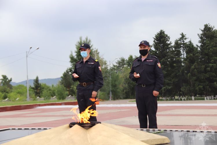 В Чите сотрудники и военнослужащие Росгвардии присоединились к мероприятиям, посвященным Дню памяти и скорби.