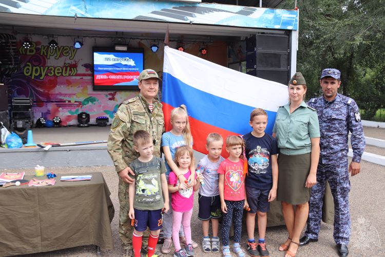 Сотрудники и военнослужащие Росгвардии по Забайкальскому краю приняли участие в праздновании Дня Флага