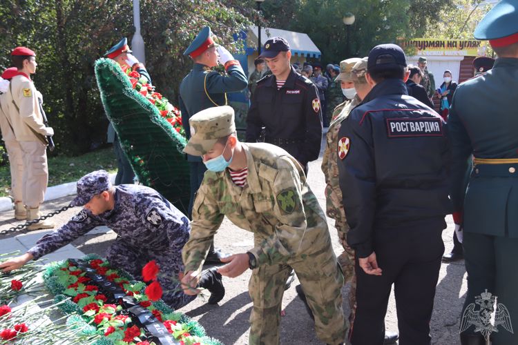 В Чите росгвардейцы почтили память забайкальцев, погибших при исполнении воинского и служебного долга.