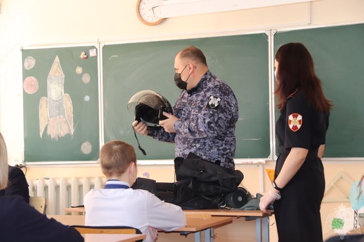 В Чите сотрудники нескольких подразделений Росгвардии провели для школьников урок мужества. 