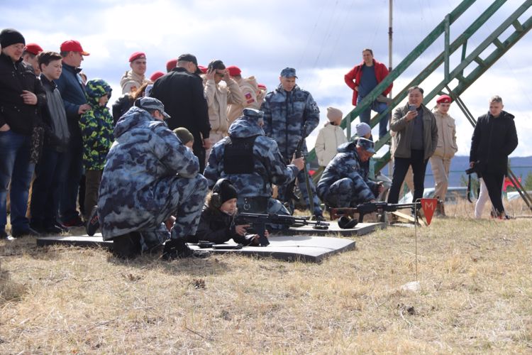 Сотрудники транспортного ОМОНа приняли участие в патриотической акции, посвященной Дню Победы.
