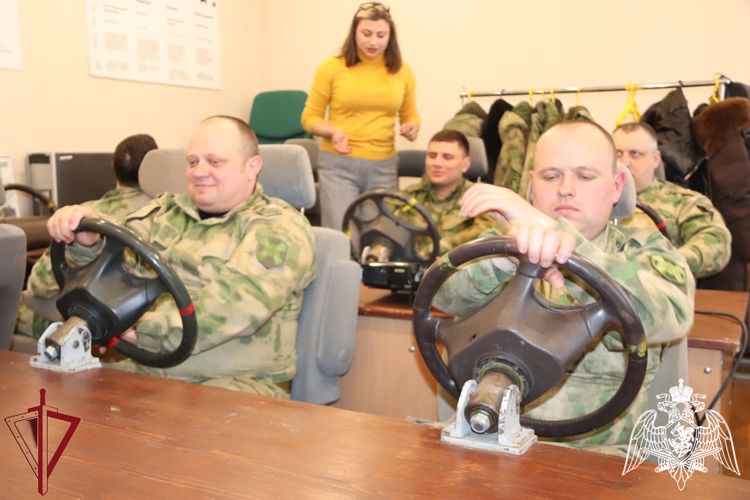 Сотрудники и военнослужащие Росгвардии в Забайкалье познакомились с особенностями контраварийного вождения
