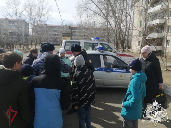 Сотрудники Росгвардии провели урок мужества для школьников города Краснокаменска