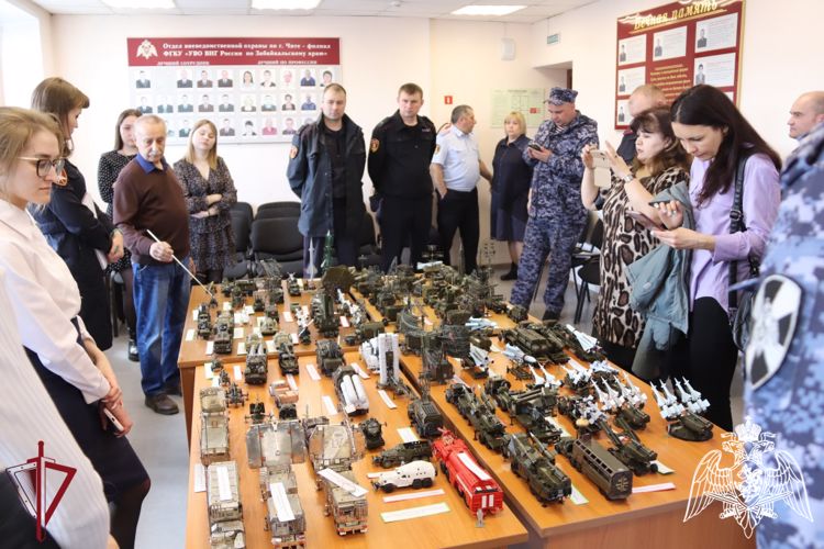 Ветеран вневедомственной охраны в Чите создаёт уникальные миниатюры военной техники