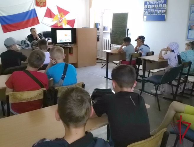 Сотрудники Петровск-Забайкальского отделения вневедомственной охраны провели для детей день открытых дверей 