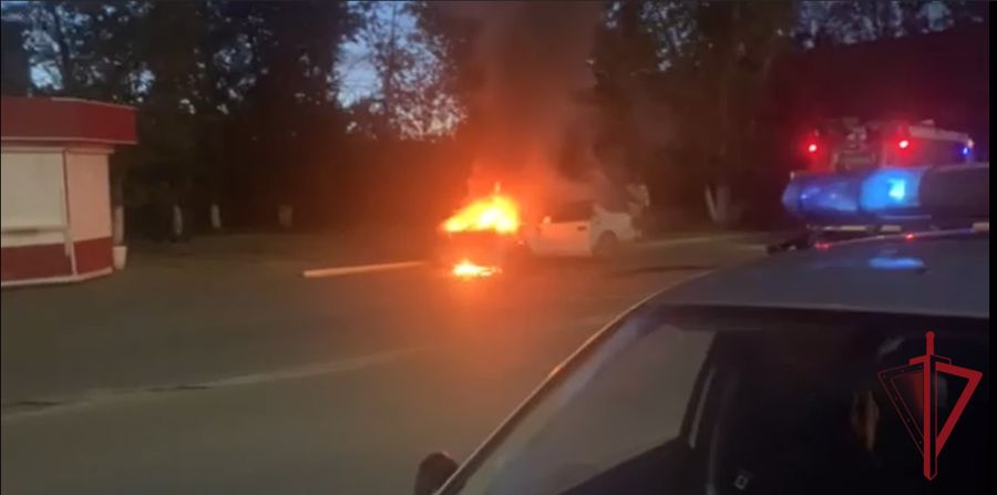 Экипаж вневедомственной охраны в Чите спас двух мужчин из горящего автомобиля