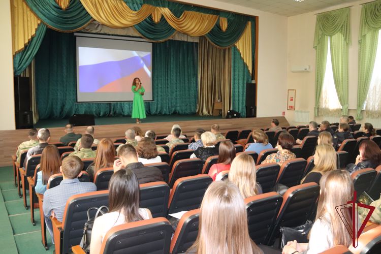 Актриса театра и кино Евгения Короткевич провела творческую встречу с сотрудниками и военнослужащими Росгвардии в Чите