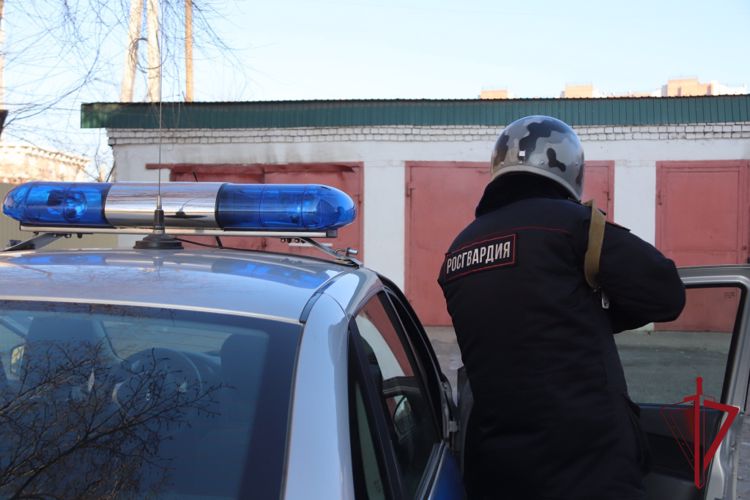 В Первомайске сотрудники Росгвардии и полиции задержали подозреваемых в изготовлении наркотиков 