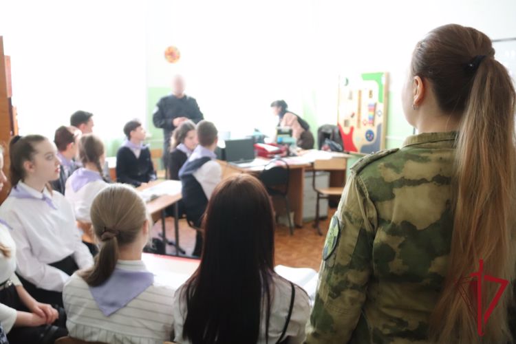 Сотрудники Росгвардии показали читинским школьникам документальный фильм о защитниках Сталинграда
