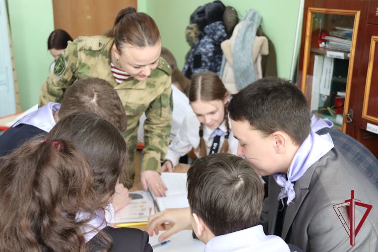 Сотрудники Росгвардии показали читинским школьникам документальный фильм о защитниках Сталинграда