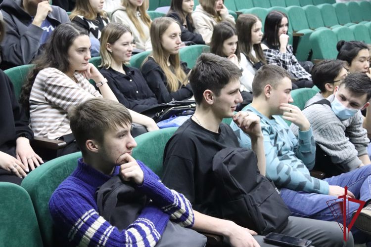Сотрудники Росгвардии обучают забайкальских студентов основам безопасности 