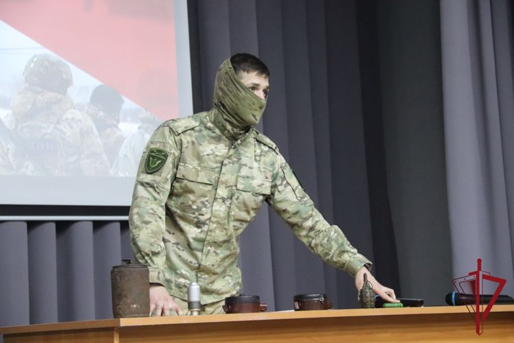 Сотрудники Росгвардии обучают забайкальских студентов основам безопасности 