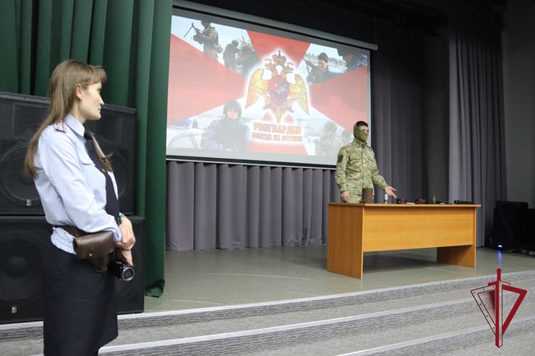 Сотрудники Росгвардии обучают забайкальских студентов основам безопасности 