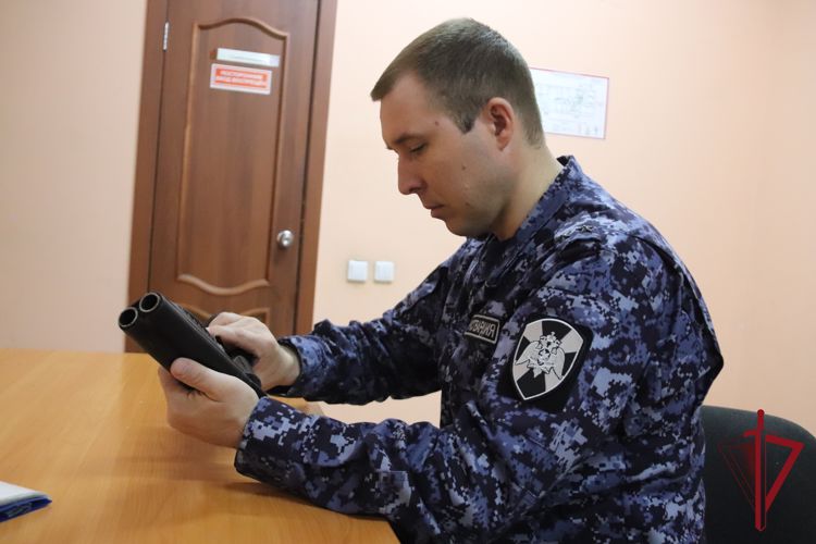 Сотрудники Росгвардии напоминают владельцам охолощённого оружия о необходимости его регистрации