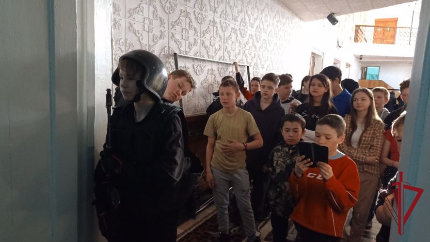 В Первомайске сотрудник вневедомственной охраны провел уроки мужества для школьников 