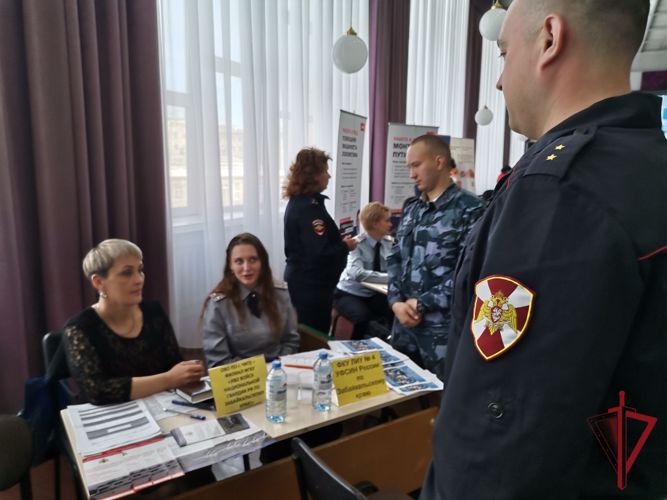 В Чите сотрудники Росгвардии поучаствовали во Всероссийской ярмарке трудоустройства
