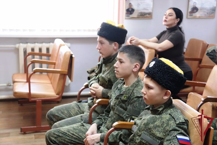 В гостях у ОМОНа «Коршун» Управления Росгвардии по Забайкальскому краю побывали учащиеся Мирсановской казачьей школы