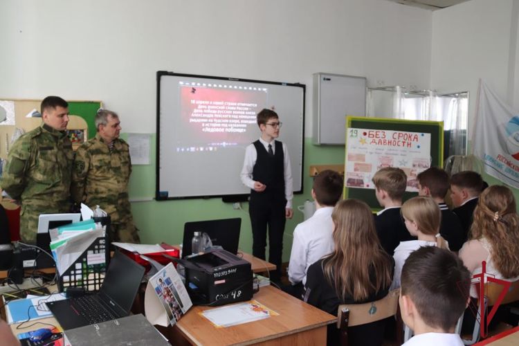 В Чите военнослужащие и сотрудники Росгвардии провели урок мужества, посвященный дню воинской славы России