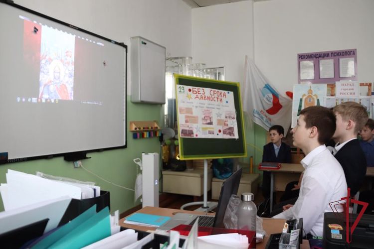 В Чите военнослужащие и сотрудники Росгвардии провели урок мужества, посвященный дню воинской славы России