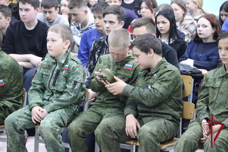 Сотрудник Росгвардии провел урок безопасности в школе Читинского района