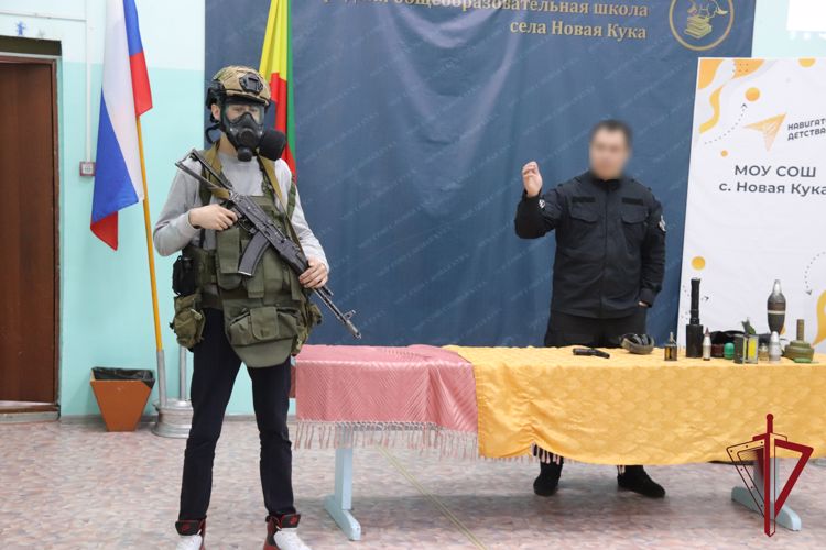 Сотрудник Росгвардии провел урок безопасности в школе Читинского района