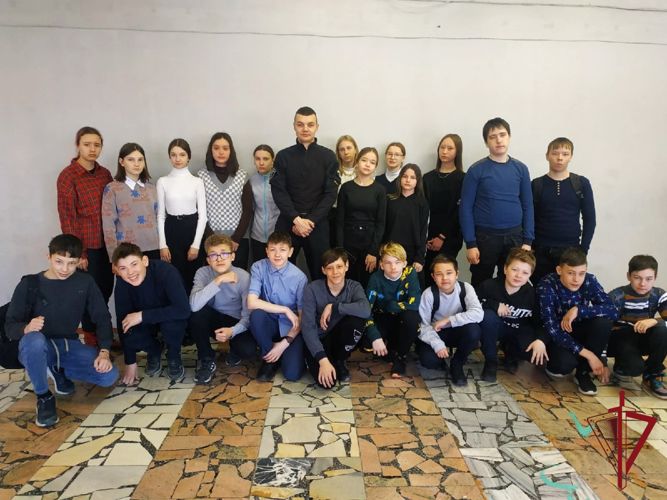 В Первомайске сотрудник вневедомственной охраны провел уроки мужества для школьников 