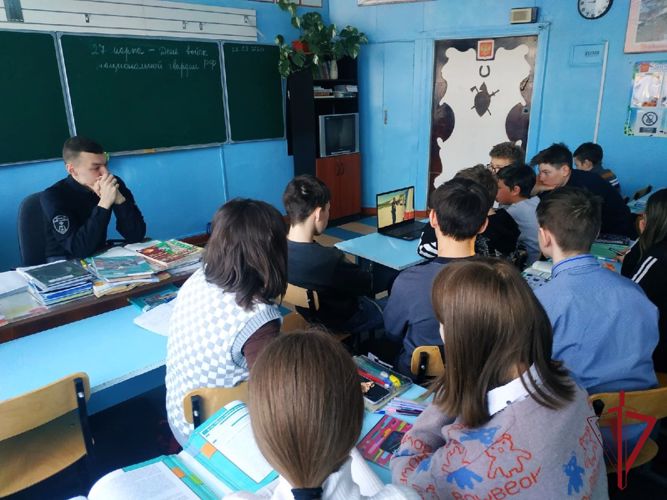 В Первомайске сотрудник вневедомственной охраны провел уроки мужества для школьников 