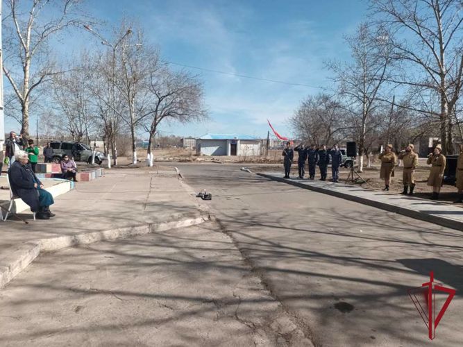 В Забайкалье сотрудники Росгвардии поздравили ветеранов с Днем Победы
