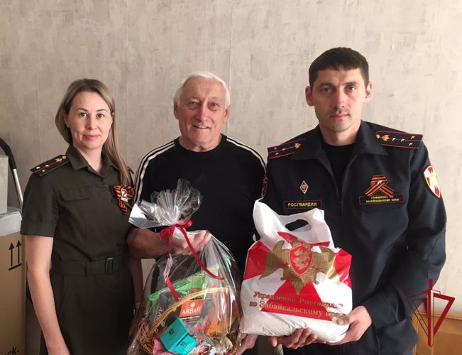 В Забайкалье сотрудники Росгвардии поздравили ветеранов с Днем Победы