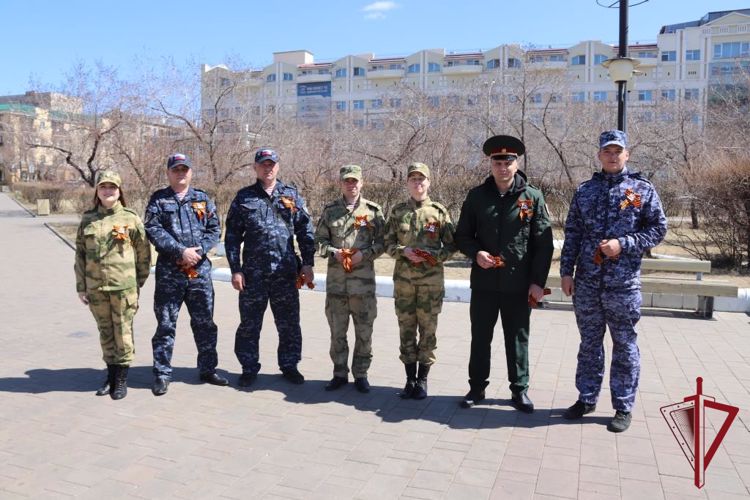 В Чите сотрудники и военнослужащие Росгвардии поддержали Всероссийскую акцию «Георгиевская ленточка» 