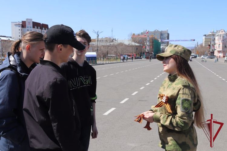В Чите сотрудники и военнослужащие Росгвардии поддержали Всероссийскую акцию «Георгиевская ленточка» 