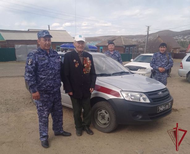 В Забайкалье сотрудники Росгвардии поздравили ветеранов с Днем Победы