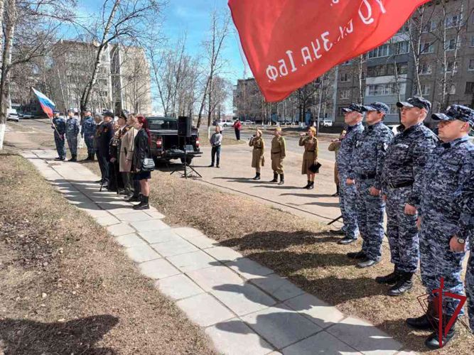 В Забайкалье сотрудники Росгвардии поздравили ветеранов с Днем Победы