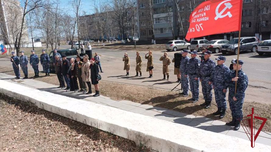 В Забайкалье сотрудники Росгвардии поздравили ветеранов с Днем Победы