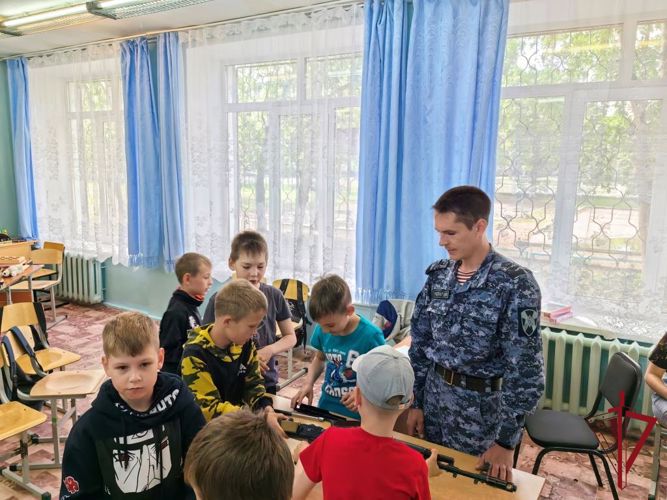 В Забайкалье в преддверии Дня России сотрудники вневедомственной охраны провели познавательно-развлекательные мероприятия для детей