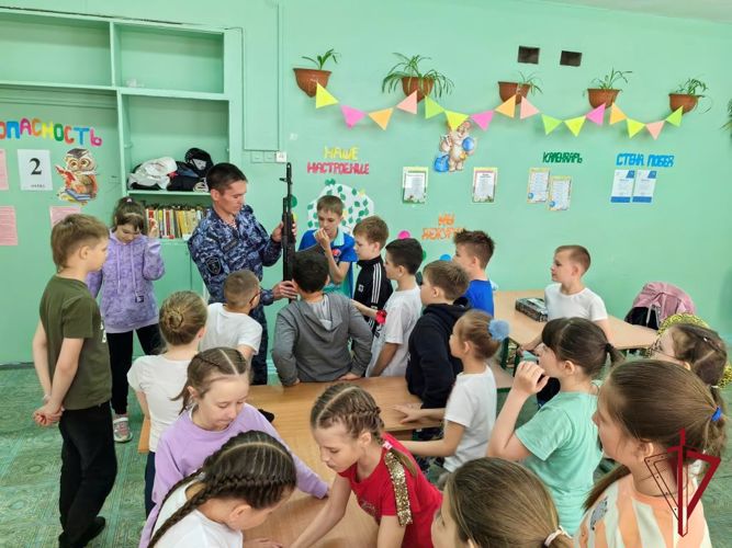 В Забайкалье в преддверии Дня России сотрудники вневедомственной охраны провели познавательно-развлекательные мероприятия для детей