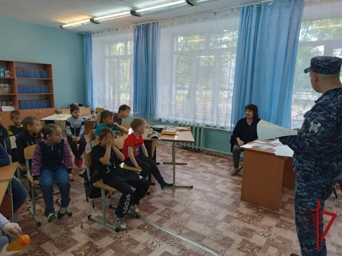 В Забайкалье в преддверии Дня России сотрудники вневедомственной охраны провели познавательно-развлекательные мероприятия для детей