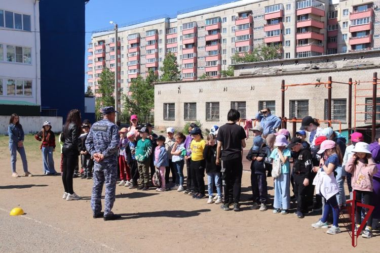 В Забайкалье в преддверии Дня России сотрудники вневедомственной охраны провели познавательно-развлекательные мероприятия для детей