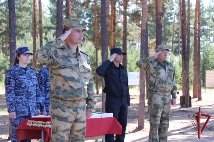В Забайкалье заместитель командующего Восточным округом войск Национальной гвардии Российской Федерации вручил государственные награды сотрудникам Росгвардии