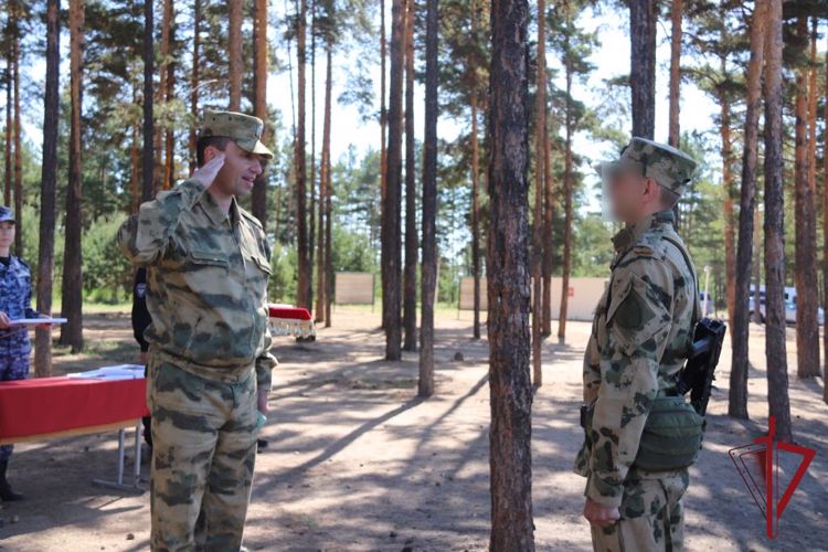 В Забайкалье заместитель командующего Восточным округом войск Национальной гвардии Российской Федерации вручил государственные награды сотрудникам Росгвардии