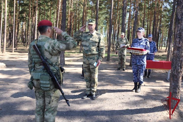 В Забайкалье заместитель командующего Восточным округом войск Национальной гвардии Российской Федерации вручил государственные награды сотрудникам Росгвардии