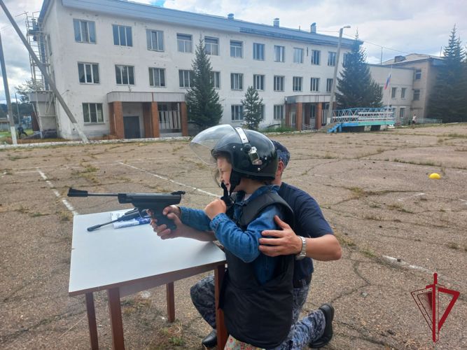 Сотрудники Росгвардии проводят с подростками и их родителями занятия по пилатесу и чакра-йоге