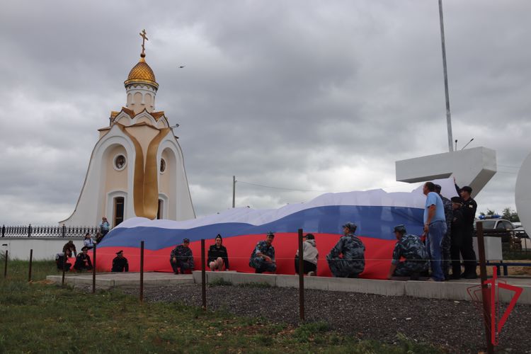 Росгвардия приняла участие во флешмобе силовых структур, посвящённом Дню флага России