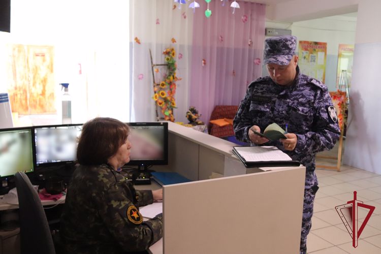 Сотрудники Росгвардии проверяют уровень безопасности в школах перед началом учебного года