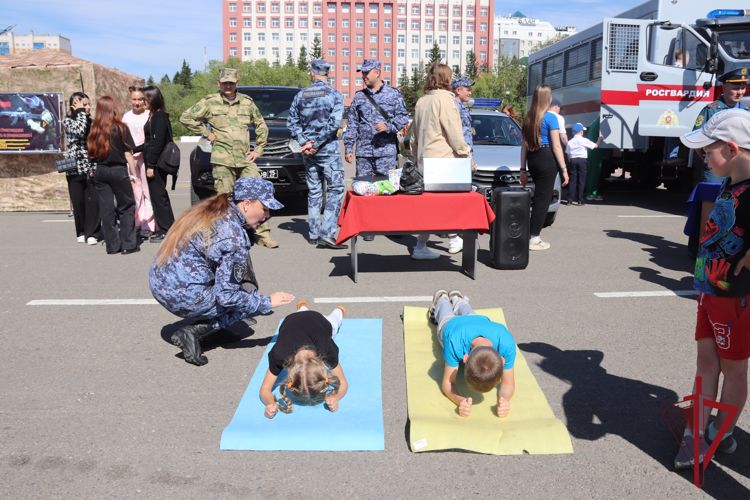 В День знаний сотрудники и военнослужащие Росгвардии организовали конкурсы и викторины для детей и их родителей